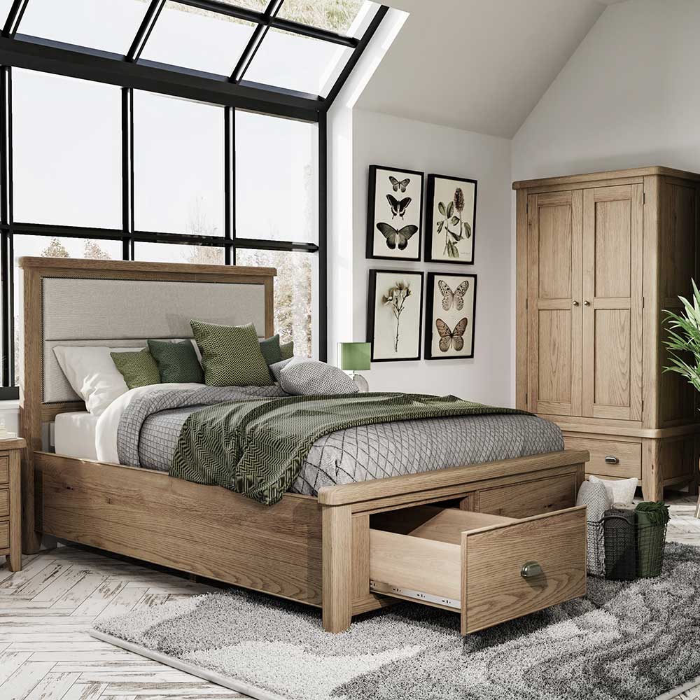 https://www.houseofoak.co.uk/media/catalog/category/chatsworth-bedroom-lifestyle-square.jpg