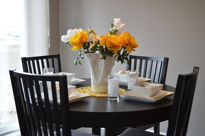 Round Or Rectangular Dining Table What, Is A Round Or Square Table Better For Small Spaces