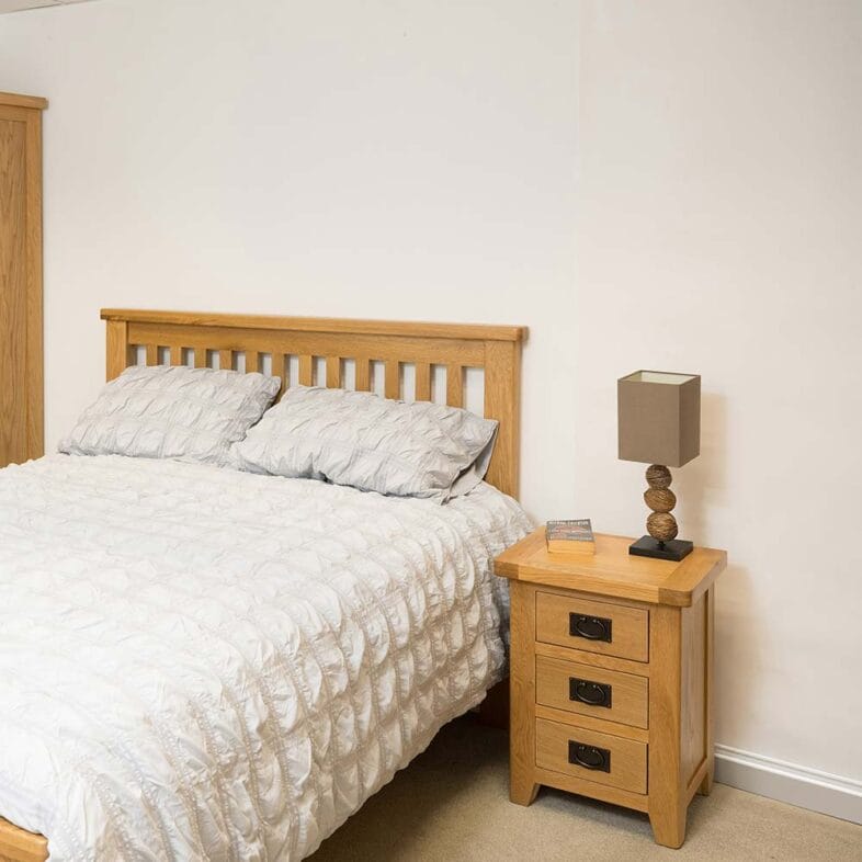 Chester Oak 3 Drawer Bedside Cabinet - Image 9