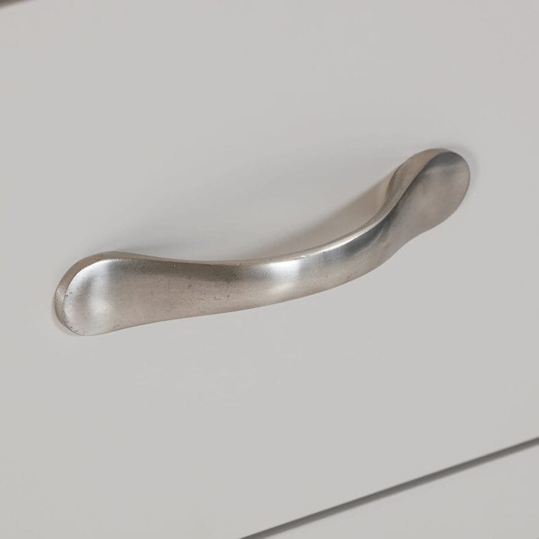 Buttermere Oak 5 Drawer Narrow Chest Painted in Moon Grey - Image 6